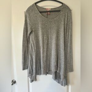 EUC Poof! Women’s 3/4 Sleeve Sharkbite Tunic Top